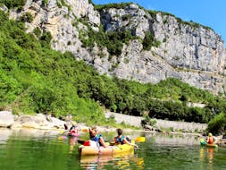 Group of friends canoeing with a 7km Canoe Hire in Hérault - Fun-Tour with Canoë Montana.