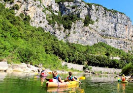 Group of friends canoeing with a 7km Canoe Hire in Hérault - Fun-Tour with Canoë Montana.