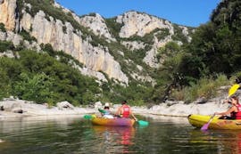 Group of friends canoeing with a 8km Canoe Hire in Hérault - Family-Tour provided by Canoë Montana