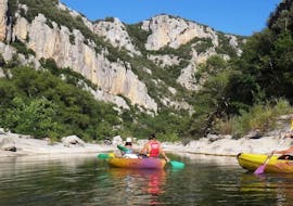 Un groupe de personnes s'amusant sur l'Hérault grâce à la Location de canoë dans l'Hérault - Descente Familiale 8km proposée par Canoë Montana. 