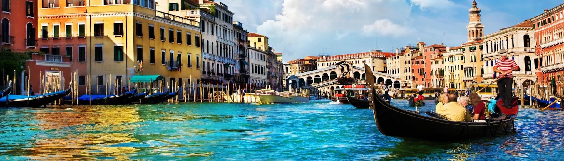 Giro in barca lungo il Canal Grande a Venezia.