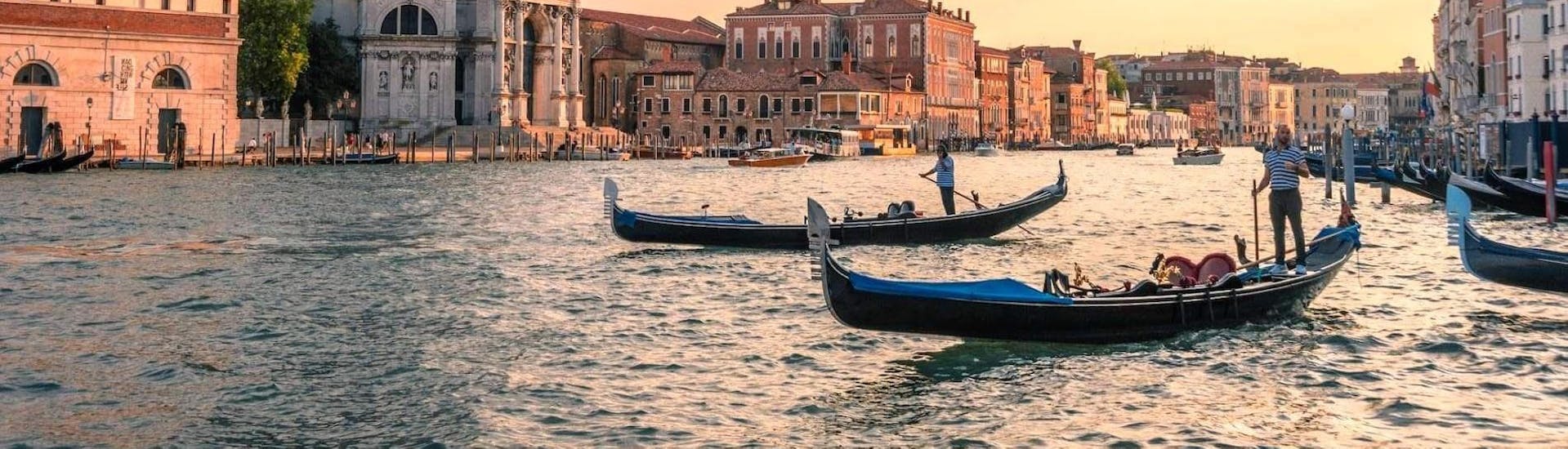 Der atemberaubende Blick auf den Canal Grande während der Gondelfahrt durch die verborgenen Kanäle Venedig mit Avventure Bellissime Venedig.
