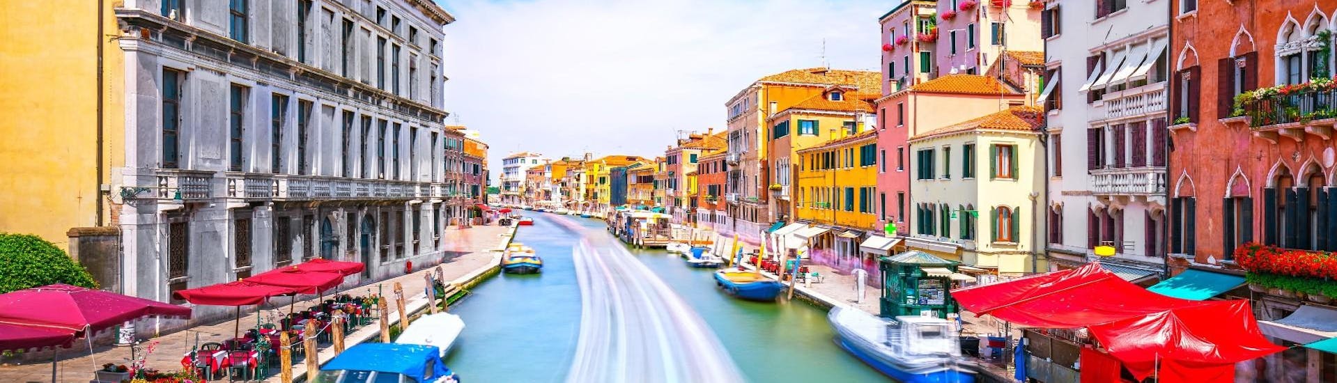Giro in barca nel Canal Grande e canali nascosti a Venezia.