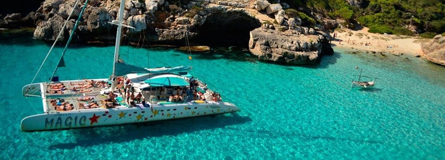 Gita in catamarano a Es Trenc e Es Cargol con barbecue con Magic Catamarans Mallorca