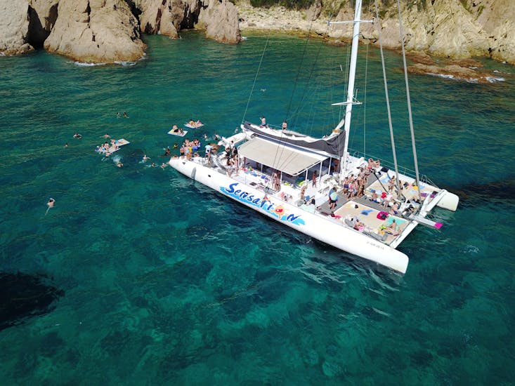 Boat trip with Catamaran Sensations along the Costa Brava shore with swimming and snorkeling.