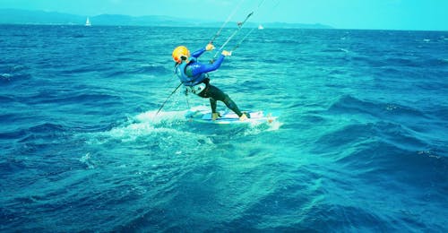 Kitesurflessen in Hyères vanaf 12 jaar met Le Robinson Almanarre Kitesurflessen in Hyères vanaf 12 jaar met Le Robinson Almanarre.