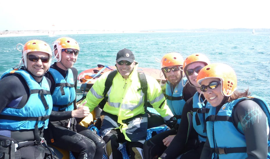 Groupe de personne sur un bateau qui vont faire un Baptême de kitesurf à Hyères avec Le Robinson.