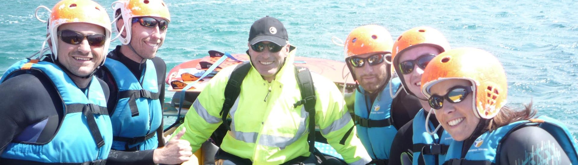 Groupe de personne sur un bateau qui vont faire un Baptême de kitesurf à Hyères avec Le Robinson.