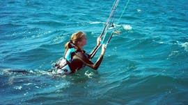 A girl doing an Introductory Kitesurfing Lesson in Hyères for Beginners with Le Robinson.