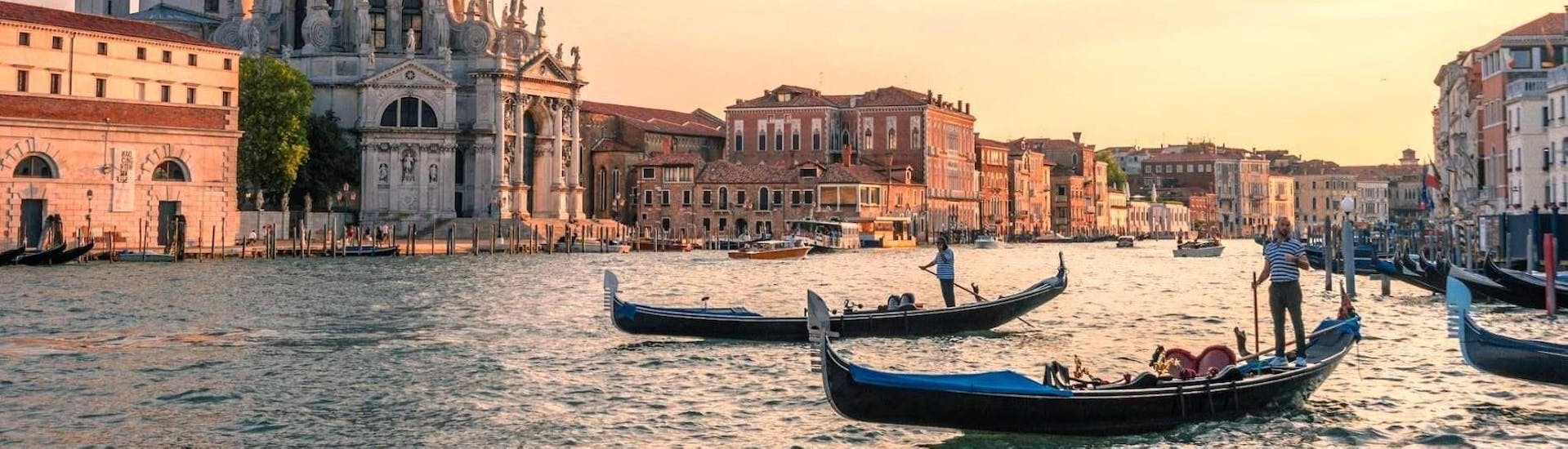 Giro in gondola privato lungo i canali nascosti di Venezia.