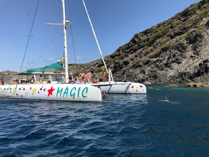 Gita in catamarano al Parco Naturale di Illes Medes da Roses con Magic Catamarans Mallorca.