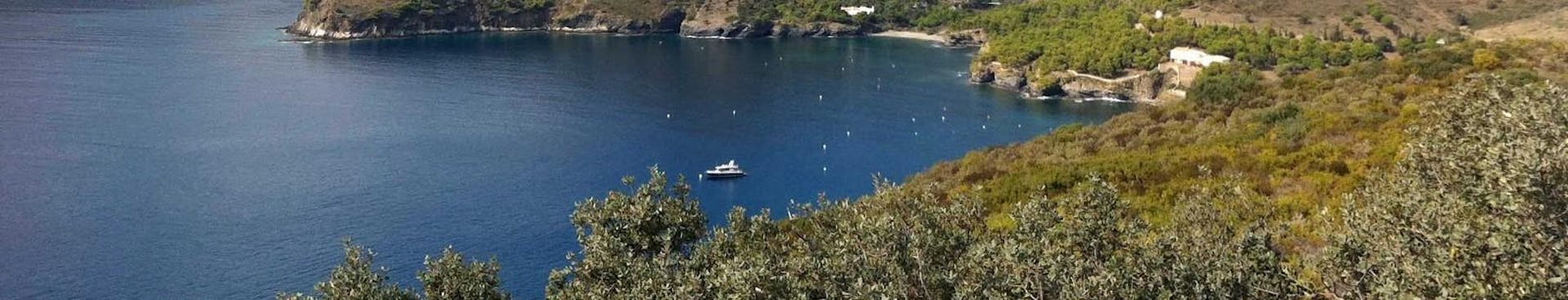 Catamarantocht naar Cap Norfeu en Cadaqués met snorkelen met Magic Catamarans Mallorca