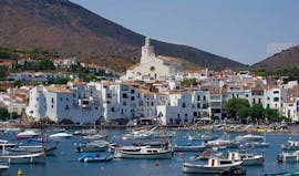 Der Blick auf das Fischerdorf Cadaqués vom Meer aus bei dieser Katamaran-Tour zum Cap Norfeu und Cadaqués zusammen mit Magic Catamarans.