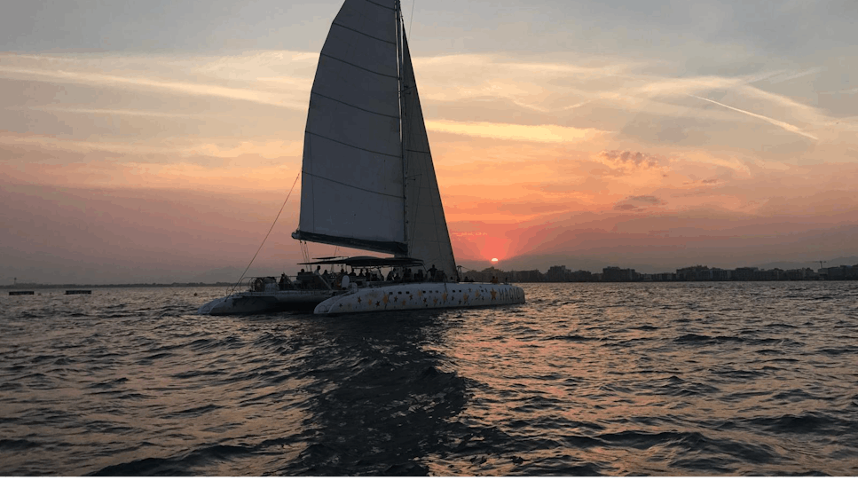 Catamarantocht bij zonsondergang vanuit Roses met Magic Catamarans Mallorca