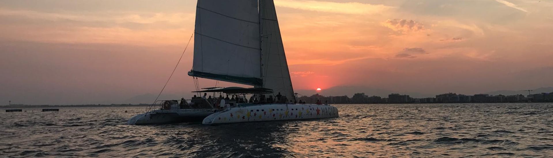 Balade en catamaran au coucher du soleil depuis Roses avec Magic Catamarans Mallorca