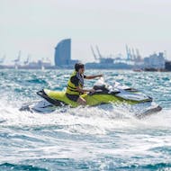 Una donna cavalca una Moto d'acqua con Sea Riders Badalona al largo della costa di Barcellona.