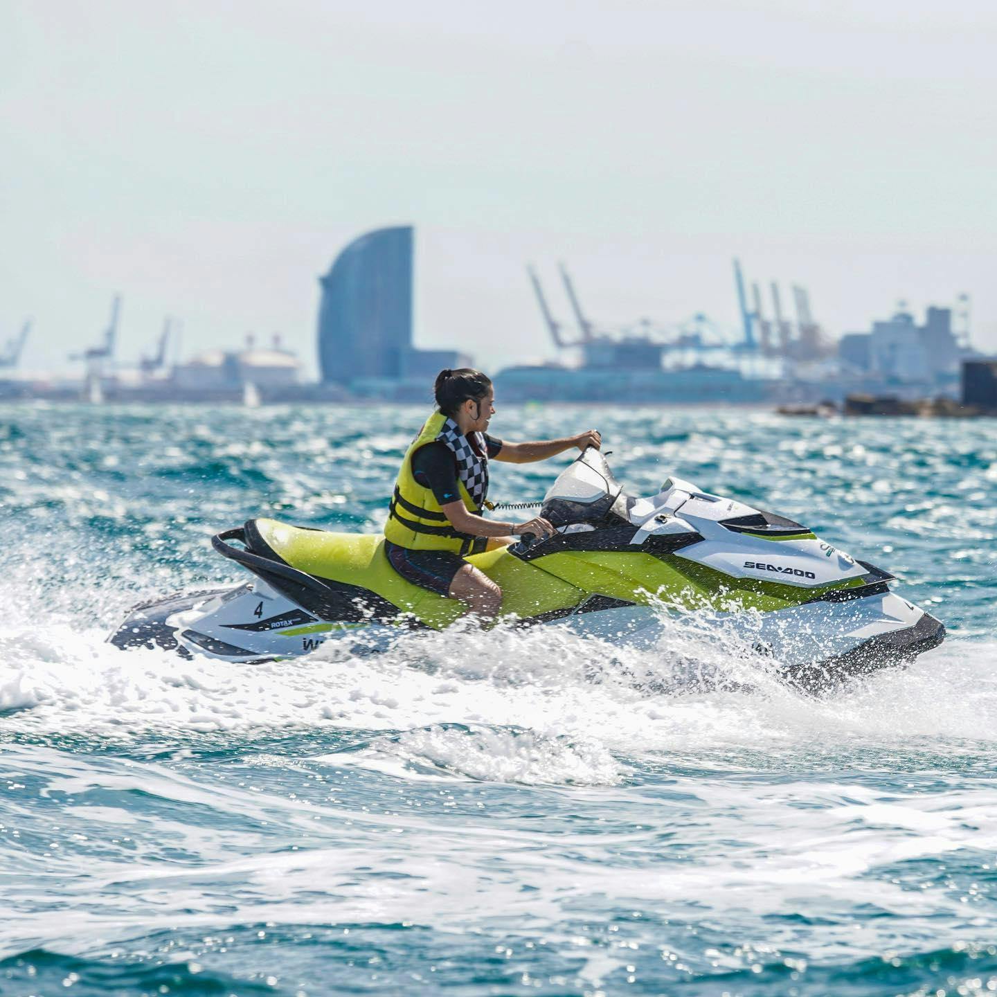 Jetski im Hafen von Badalona in Barcelona mit Sea Riders Badalona 2 Personen beim Jetski fahren in der Bucht von Barcelona mit dem Anbieter Sea Riders Badalona.