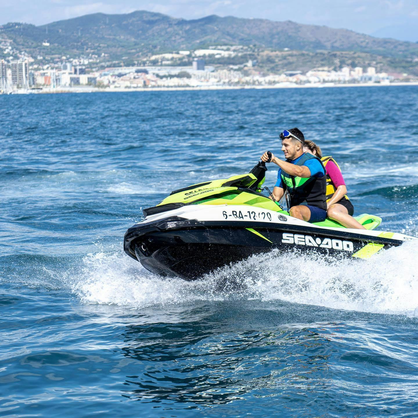 Jetski-Safari in der Bucht von Barcelona mit Sea Riders Badalona Zwei Personen fahren auf einem Jetski von Sea Riders Badalona bei einer Tour durch die Bucht von Barcelona.