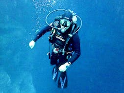 Se puede ver a un chico haciendo un curso SSI Open Water Diver en Niza para principiantes con Chango Diving.