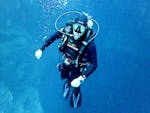 Se puede ver a un chico haciendo un curso SSI Open Water Diver en Niza para principiantes con Chango Diving.