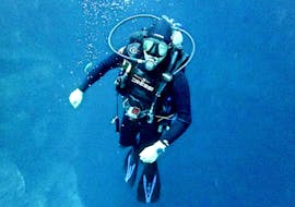 Ein Junge macht einen SSI Open Water Diver Kurs in Nizza für Anfänger mit Chango Diving.