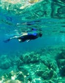 Se puede ver a una chica haciendo snorkel en Niza con el centro de buceo Chango Diving.