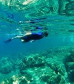 Se puede ver a una chica haciendo snorkel en Niza con el centro de buceo Chango Diving.