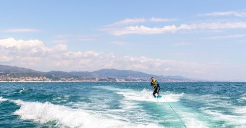 Wakeboarden in der Bucht von Barcelona mit Sea Riders Badalona Wakeboarden in der Bucht von Barcelona mit Sea Riders Badalona.