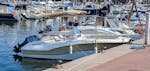 Pour la sortie en bateau privée à Barcelone le bateau des prestataires Sea Riders Badalona est amarré dans le port de la baie de Barcelone.