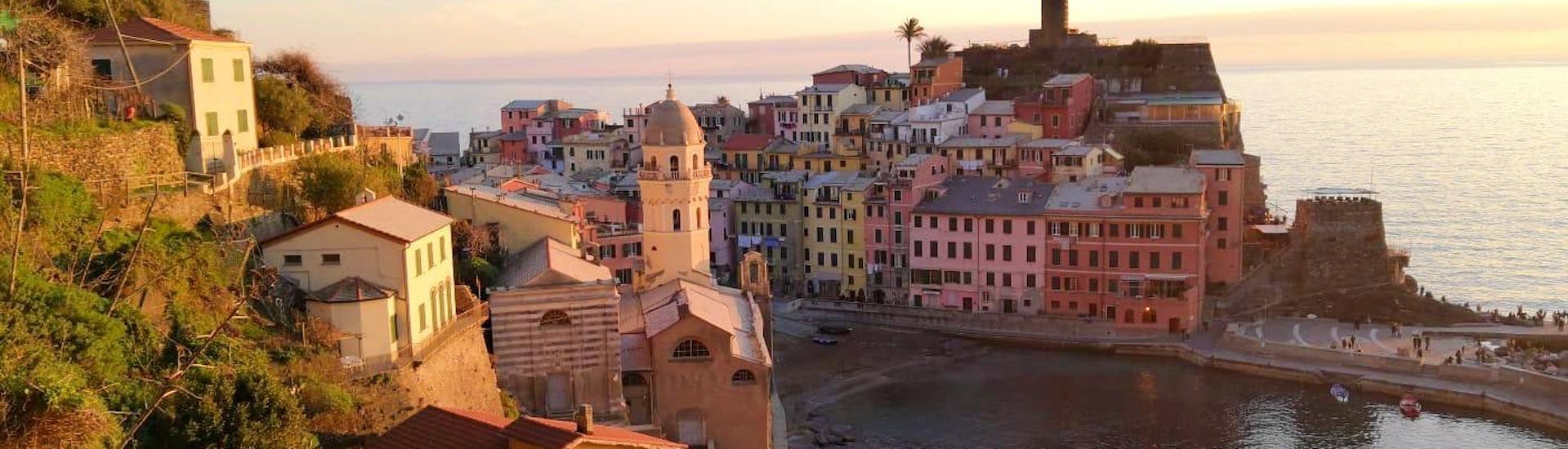 La romántica puesta de sol que admirarás durante el viaje en barco al atardecer a Cinque Terre con cena con Fish & Chill Cinque Terre Tour.