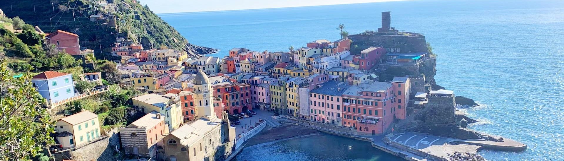 La belle vue de Vernazza, l'un des villages que vous admirerez depuis la mer lors de la balade en bateau privée le long des Cinque Terre avec déjeuner avec Fish&Chill Cinque Terre Tour.