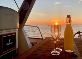 Il drink di benvenuto che ti godrai durante il Giro in barca privato alle Cinque Terre al tramonto con Fish&Chill Cinque Terre Tour.