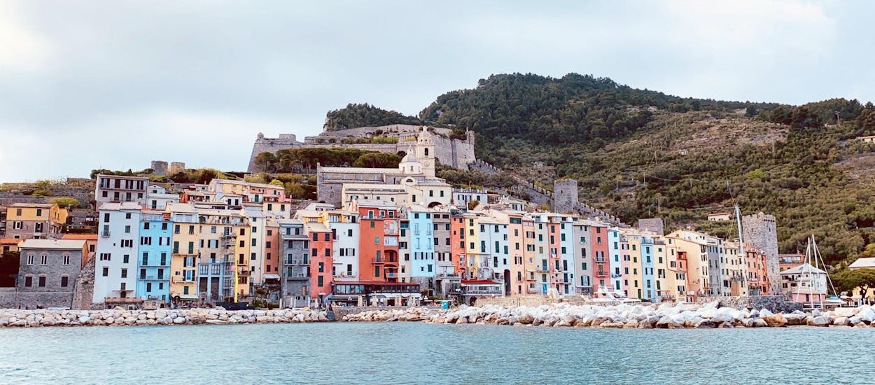 La colorata cittadina di Porto Venere che puoi ammirare durante il giro in barca privato alle Cinque Terre e golfo dei Poeti con Fish&Chill Cinque Terre Tour.