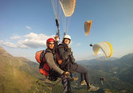 Two people are paragliding in a Tandem Panorama Flight with Parapente Pirineos in Aran Valley.