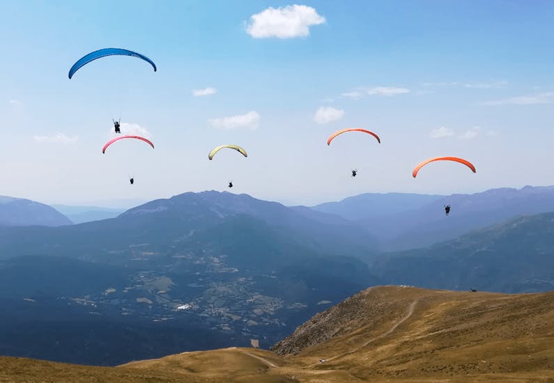 Five tandems flying during Tandem paragliding in Benasque Valley - High Altitude Flight with Parapente Pirineos.
