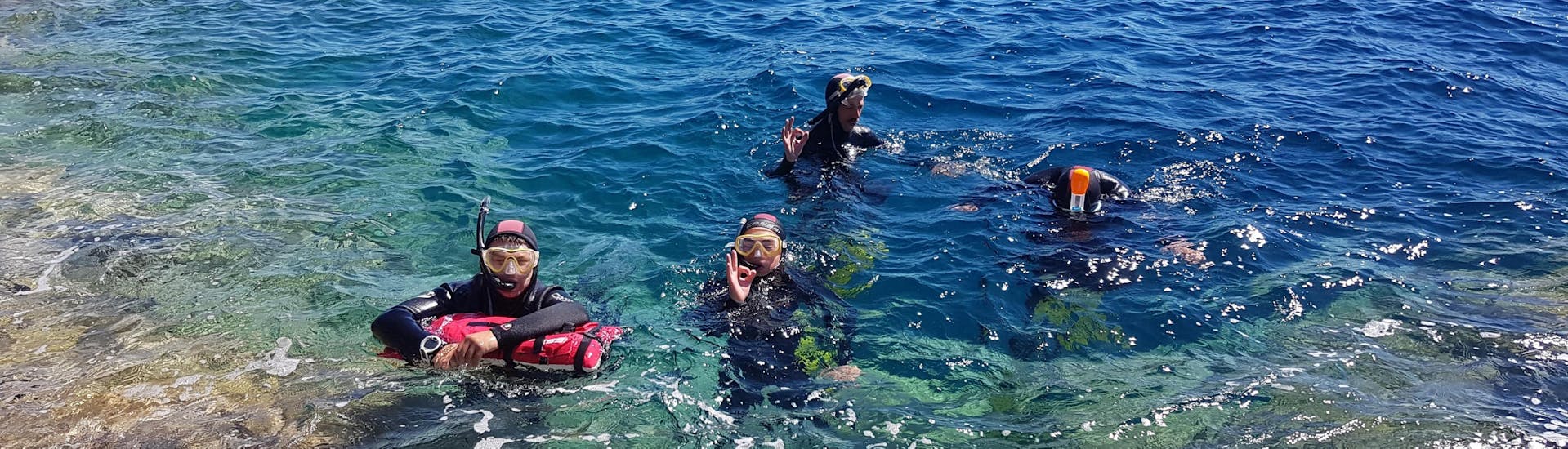 Des plongeurs font du snorkeling dans la baie de Saint-Raphaël avec Dive Is Fun Fréjus.