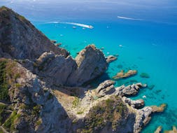 The stunning coast from Calabria that you will admire during the boat trip to Baia di Riaci and Capo Vaticano con Costa degli Dei Tours Tropea.