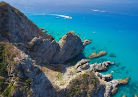 Die atemberaubende Küste von Kalabrien, die man während der Bootsfahrt zur Baia di Riaci und zum Capo Vaticano mit Costa degli Dei Tours Tropea bewundern werden.