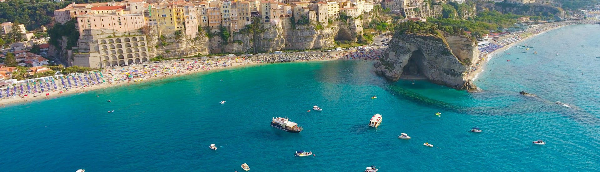 La encantadora ciudad de Tropea, desde donde comenzará el paseo en barco a Baia di Riaci y Capo Vaticano con Costa deglie Dei Tours Tropea.