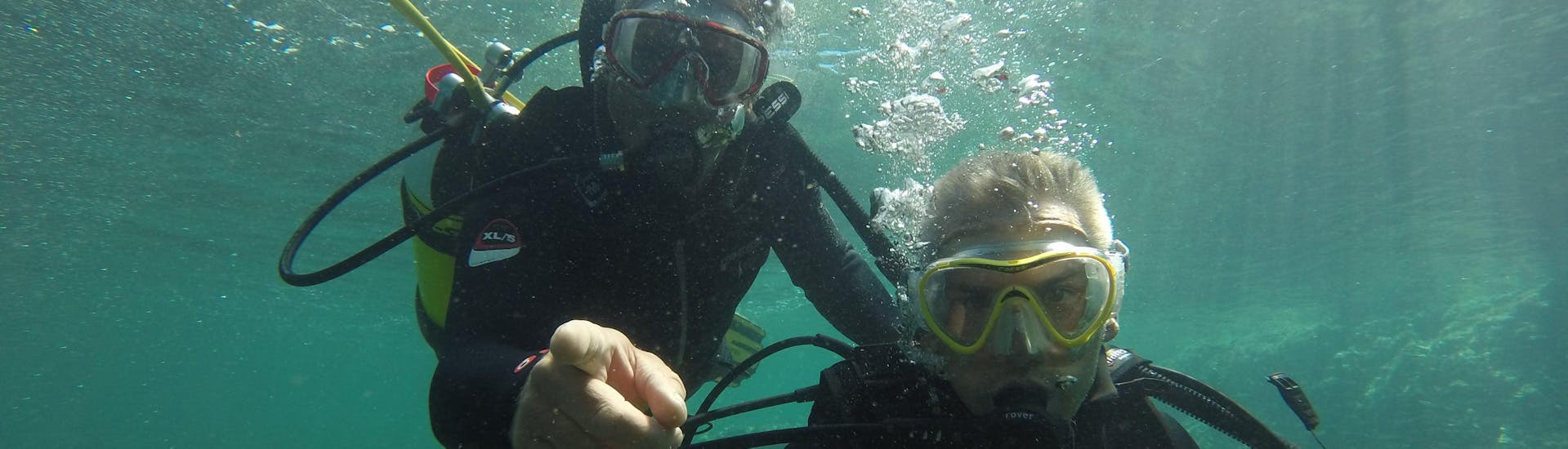 Un plongeur et son moniteur s'amusent sous l'eau pendant le PADI Discover Scuba Diving dans la baie de Saint-Raphaël avec Dive Is Fun.