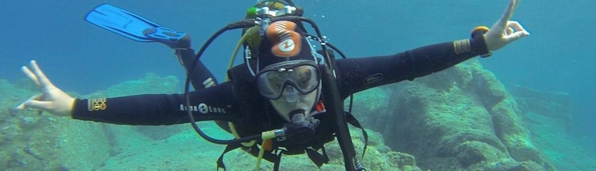 Un plongeur s'amuse sous l'eau pendant le cours PADI Open Water Diver dans la baie de Saint-Raphaël avec Dive Is Fun.