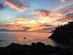 Un'immagine del sole che tramonta sulla Riviera Italiana, come si può vedere durante il Sunset Boat Trip lungo le Cinque Terre con Aperitivo di Aquamarina Cinque Terre.
