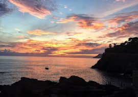 Giro in barca da Monterosso alle Cinque Terre al tramonto con Aquamarina Cinque Terre Un'immagine del sole che tramonta sulla Riviera Italiana, come si può vedere durante il Sunset Boat Trip lungo le Cinque Terre con Aperitivo di Aquamarina Cinque Terre.