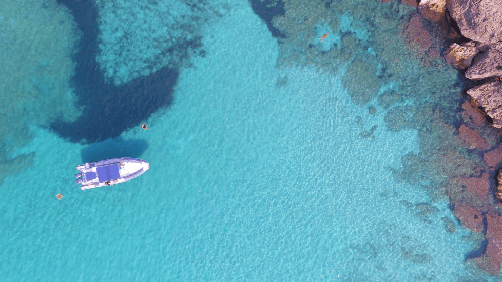 L'acqua cristallina della costa pugliese che si può ammirare durante la gita in gommone da Porto Cesareo a Punta Prosciutto con Vie del Mediterraneo Porto Cesareo.