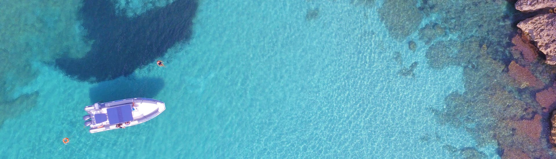L'acqua cristallina della costa pugliese che si può ammirare durante la gita in gommone da Porto Cesareo a Punta Prosciutto con Vie del Mediterraneo Porto Cesareo.