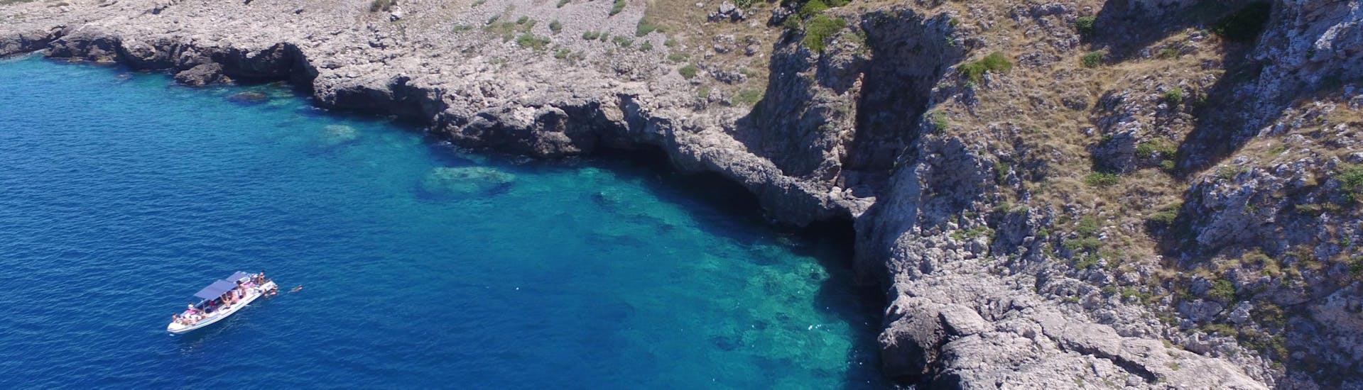 Balade en bateau semi-rigide à Porto Selvaggio et ses grottes.
