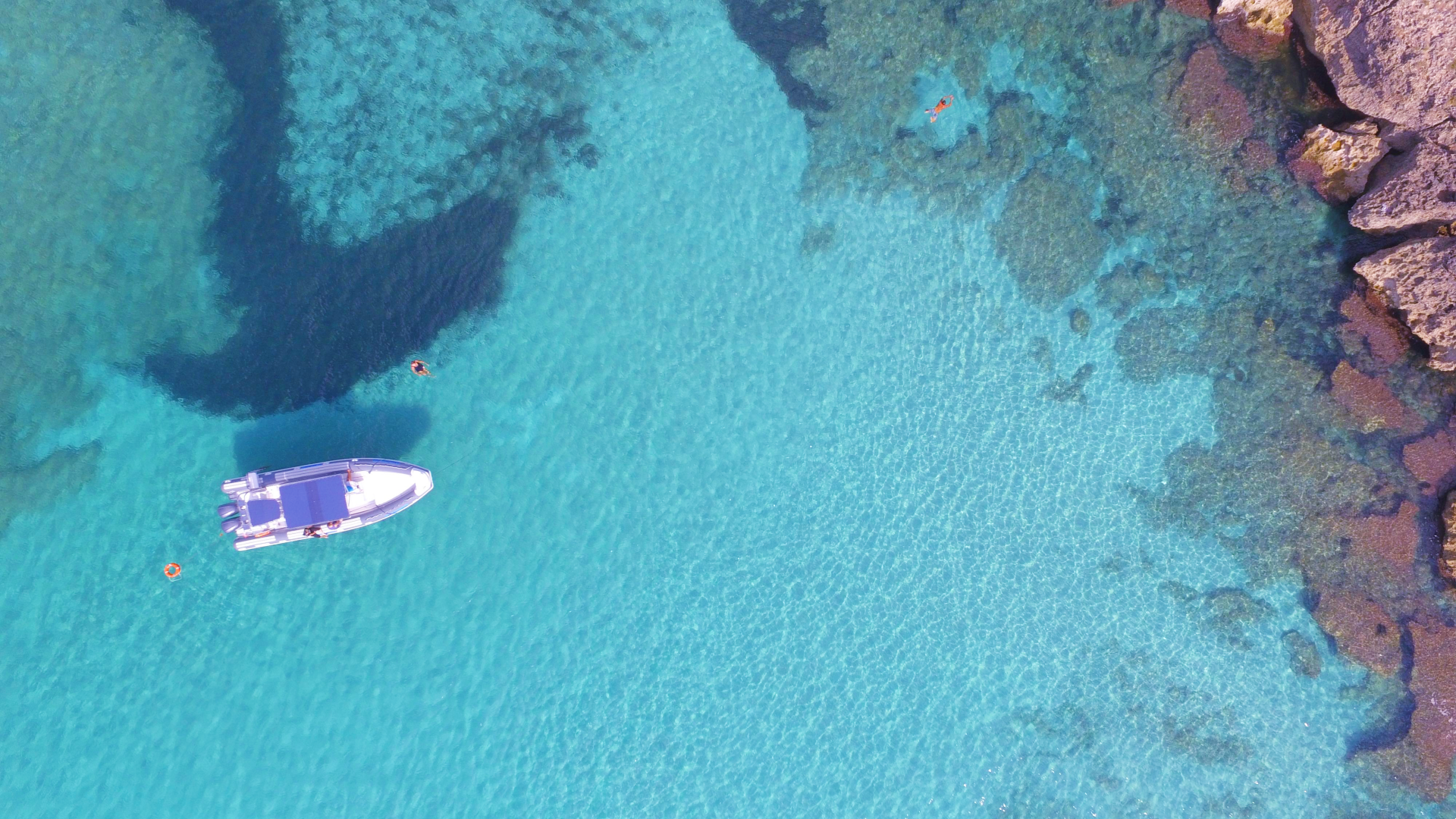 The crystal clear water during the private rib boat trip in the porto cesareo protected area with Vie de la Meditteraneo.