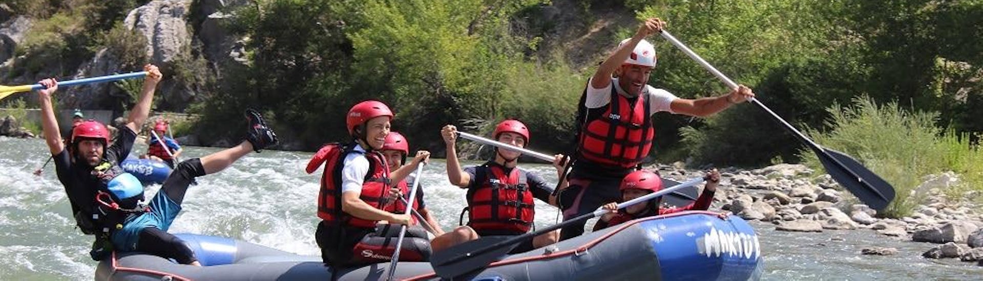 A group of people can be seen rafting on the Genil River with Vivak Nature.