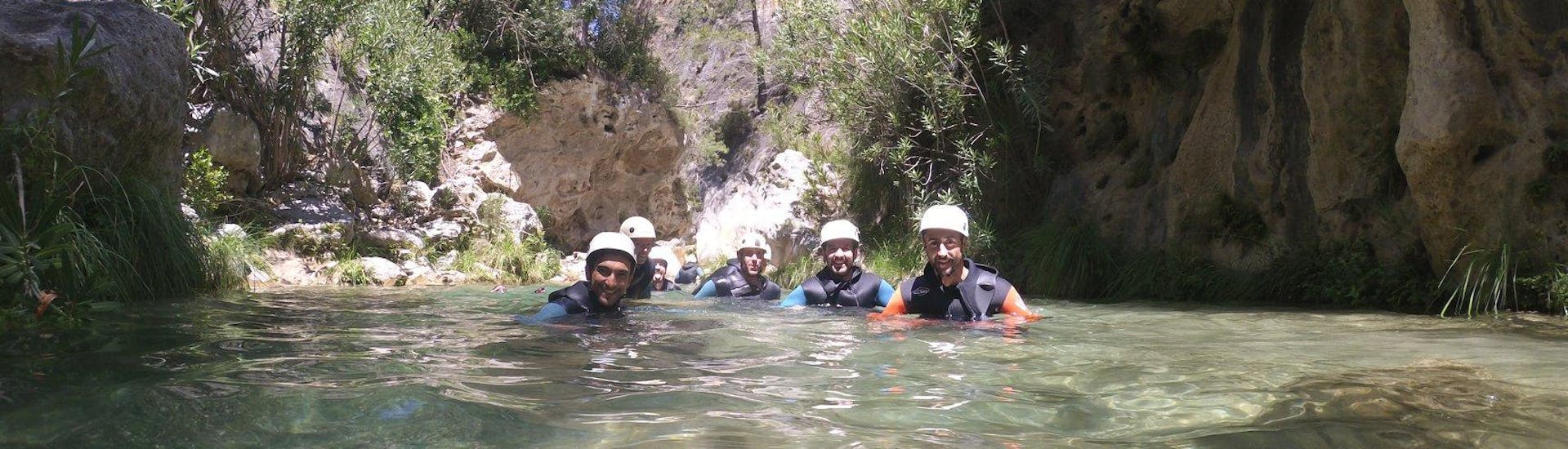 Un grupo de personas nadan en el río Verde en Granada con Vivak Nature mientras practican barranquismo.