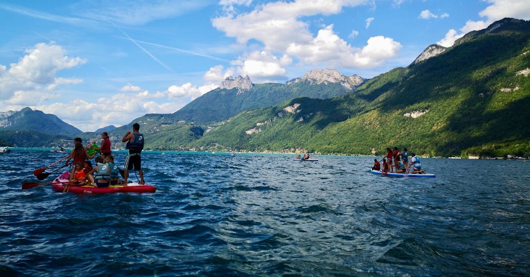 Groupe de personnes s'amusant pendant leur Location de stand up paddle sur le lac d'Annecy avec Wake & Ski 74.